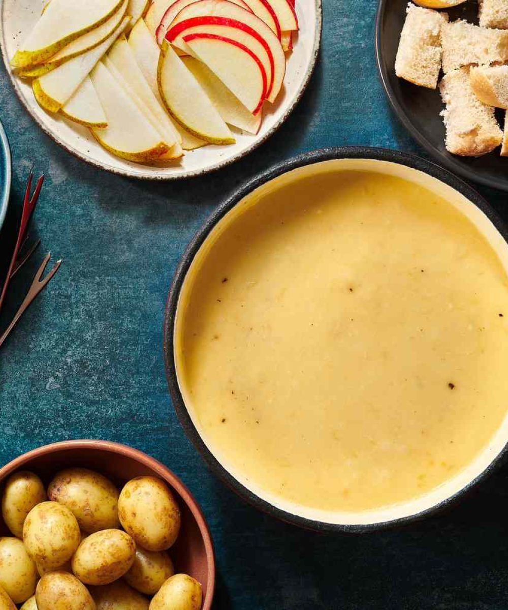 FAW-recipes-classic-swiss-cheese-fondue-hero-2-21da34fc50b94de3a95535f9d65a678c